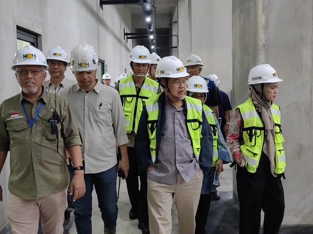 Pendiri Kalla Group Jusuf Kalla saat Mengunjungi Proyek Pembangkit Listrik Tenaga Air (PLTA) Kerinci milik Kalla Group, Minggu (26/1). dok: Kalla Group.