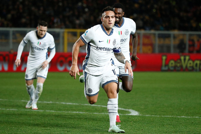 Selebrasi pemain Inter Milan Lautaro Martinez usai mencetak gol ke gawang Lecce pada pertandingan Liga Italia di Stadion Via del Mare, Lecce, Italia, Minggu (26/1/2025). Foto: Alessandro Garofalo/REUTERS