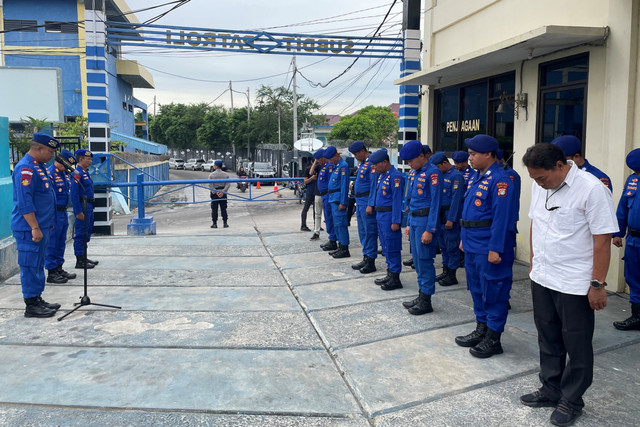 Kasubdit Patroli Airud Polda Metro Jaya, Kompol Fredy Yudha Satria memimpin apel jelang pembongkaran pagar laut Tangerang, di Gedung Satrolda Polda Metro Jaya, Jakarta Utara, Senin (27/1/2025). Foto: Fadhil Pramudya/kumparan