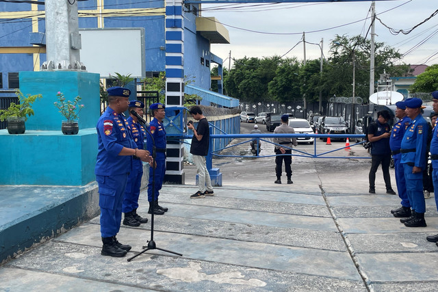 Kasubdit Patroli Airud Polda Metro Jaya, Kompol Fredy Yudha Satria memimpin apel jelang pembongkaran pagar laut Tangerang, di Gedung Satrolda Polda Metro Jaya, Jakarta Utara, Senin (27/1/2025). Foto: Fadhil Pramudya/kumparan