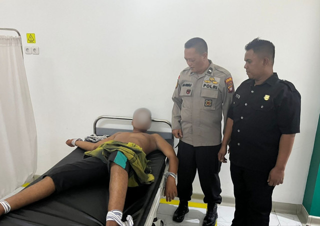 Pelaku yang diduga ODGJ saat mendapatkan perawatan di rumah sakit. Foto: Dok. Polres Kubu Raya