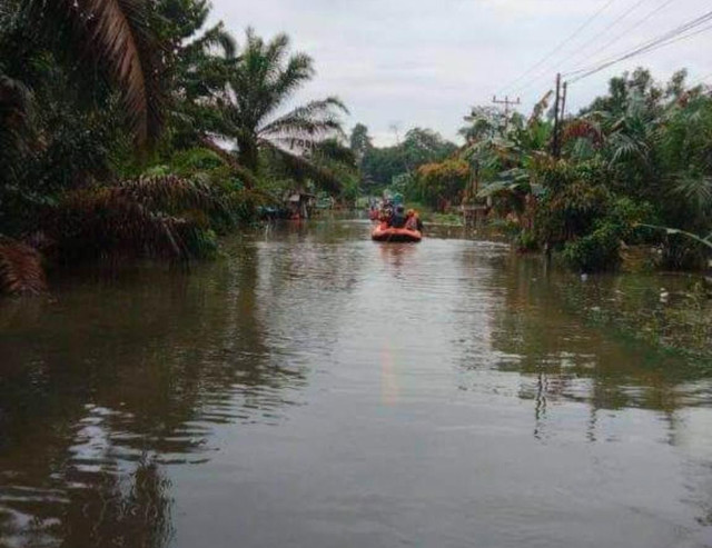 Bnajir di Bengkayang, warga terpaksa mengungsi dengan menggunakan perahu. Foto: Dok,Instagram @nikentantina