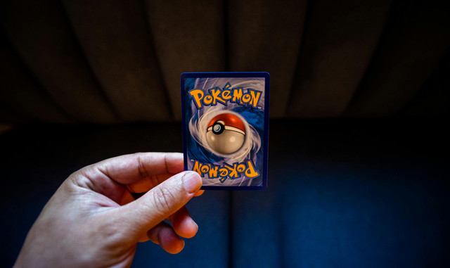 Ilustrasi cara main Pokemon TCG Live. Foto: Pexels.com/Caleb Oquendo