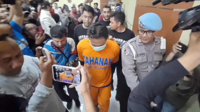 Polisi menunjukkan tersangka mutilasi Rochmat Tri Hartanto saat konferensi pers di Mapolda Jawa Timur, Senin (27/1/2025). Foto: Farusma Okta Verdian/kumparan