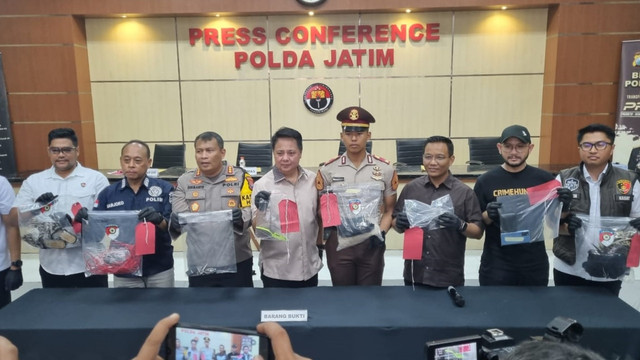 Dirreskrimum Polda Jatim, Kombes Pol M Farman menujukkan barang bukti pisau yang digunakan tersangka mutilasi Rochmat Tri Hartanto saat konferensi pers di Mapolda Jawa Timur, Senin (27/1/2025). Foto: Farusma Okta Verdian/kumparan