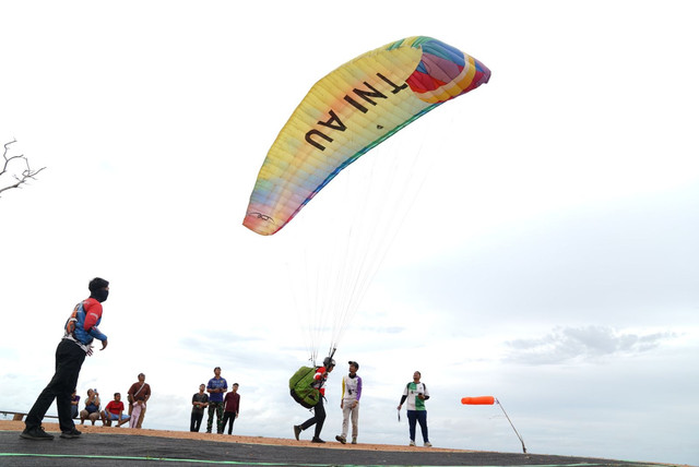 Open Fun Fly Tandem Paralayang Vol 2 di Singkawang. Foto: Dok. Istimewa