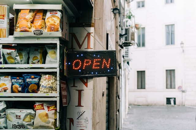 K3mart Kota Lama Semarang. Foto Hanya Ilustrasi, Bukan Sebenarnya. Sumber Foto: Unsplash.com/Gabriella Clare Marino