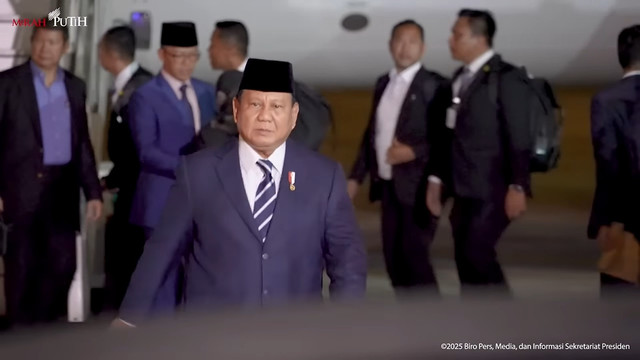 Presiden Prabowo Subianto tiba di Kuala Lumpur, Malaysia, Minggu (26/1/2025). Foto: Youtube/Sekretariat Presiden