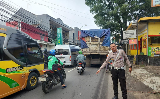 Kecelakaan beruntun di Jatinangor, Kabupaten Sumedang, Senin (27/1/2025). Foto: Polres Sumedang