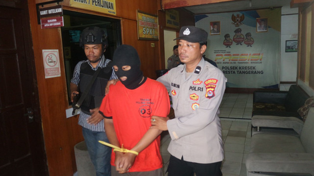 Polisi menunjukkan tersangka dan barang bukti pengasuh pesantren yang mencabuli santri lelaki saat konferensi pers di Polsek Kresek, Tangerang. Foto: kumparan