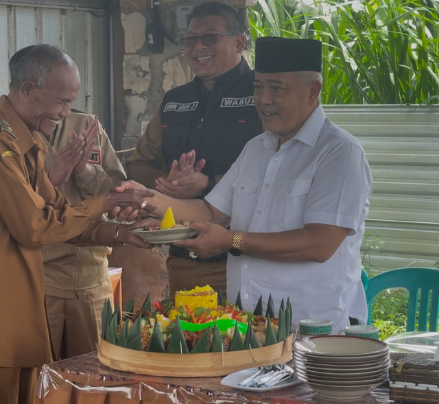 Peresmian dengan pemotongan tumpeng oleh Bupati Kabupaten Malang. Sumber: Dokumentasi Pribadi.