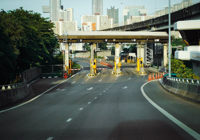 Tarif Tol Merak Cikupa. Foto hanya sebagai ilustrasi saja, bukan tempat sebenarnya. Sumber: Pexels/Nandhu Kumar.