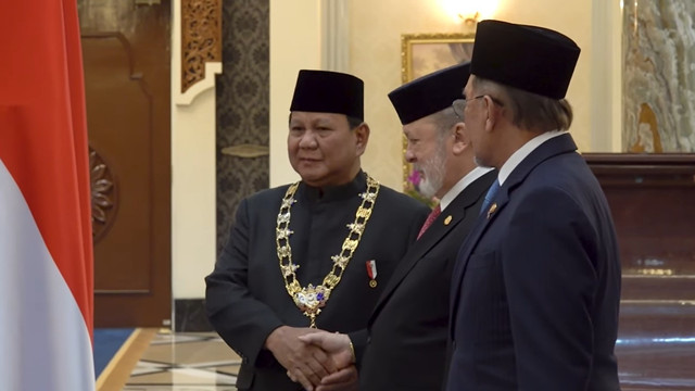 Presiden Prabowo Subiantio disambut upacara Kenegaraan oleh Raja Malaysia Yang Dipertuan Agong Malaysia Sultan Ibrahim Ibni Sultan Iskandar di Istana Negara Malaysia, Senin (27/1/2025). Foto: Youtube/Prabowo Subianto