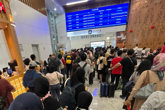 Suasana penumpang Whoosh yang terdampak penundaan di Stasiun Halim Whoosh, Jakarta, Senin (27/1/2025). Foto: Nyimas Ratu/via kumparan