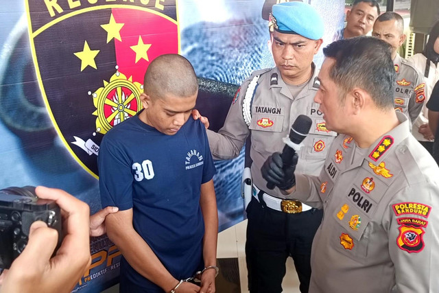 Polisi menunjukkan tersangka pembunuhan saat konpers di Polresta Bandung, Senin (27/1/2025). Foto: Robby Bouceu/kumparan