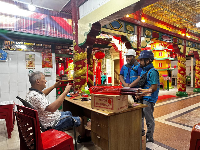 Kepala Kelenteng Kwan Tie Bao, Halim Suandi menerima kunjungan Petugas PLN untuk dilakukan pengecekan Instalasi Kelistrikan di kelentengnya. Foto: Dok. PLN Kalbar