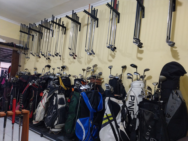 Perlengkapan-perlengkapan golf yang dijual maupun disewakan di toko Golf Bang Kumis di Jalan Kesehatan Nomor 440, Pontianak. Foto: Alycia Tracy Nabila/Hi!Pontianak