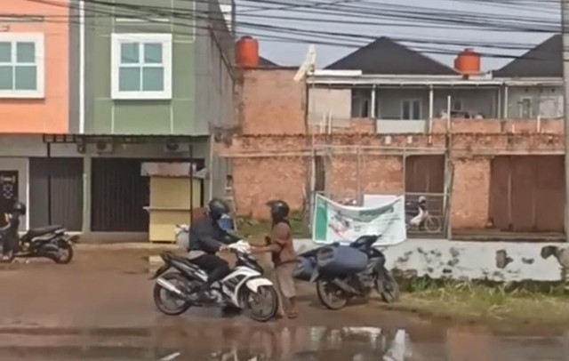 Suasana saat polisi hendak meninggalkan pedagang ikan usai mengambil kunci motor. Foto : Potongan Video