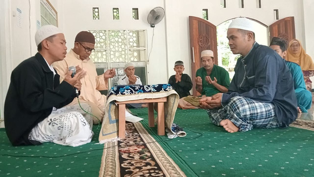 Proses ucap 2 kalimat syahadat yang dibimbing oleh mahasantri (kiri baju hitam) Pondok Shabran UMS. Dok Humas UMS