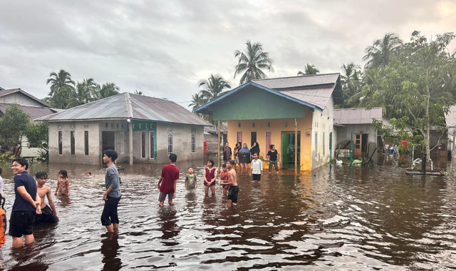 Banjir melanda Kabupaten Mempawah. Foto: M. Zain/Hi!Pontianak