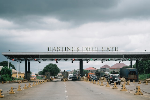 Ilustrasi untuk Tarif Tol Semarang-Bandung 2025. Sumber: Unsplash/Random Institute