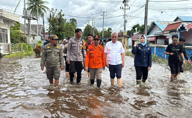 Pj Gubernur Kalbar meninjau banjir di Mempawah. Foto: M. Zain/Hi!Pontianak