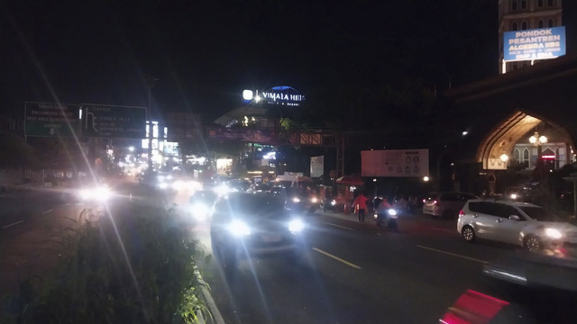 Suasana lalu lintas di Puncak Bogor pada malam hari, Senin (27/1/2025). Foto: kumparan