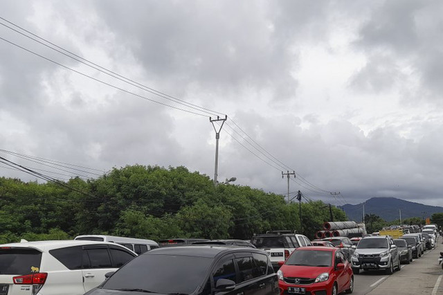 Arus lalu lintas terpantau macet pada saat momen libur panjang Isra Miraj, Tahun Baru Imlek, dan cuti bersama menuju wisata Pantai Anyer, Kabupaten Serang, Banten, Senin (27/1/2025). Foto: Desi Purnama Sari/ANTARA