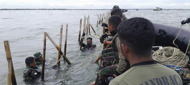 TNI AL bersama Instansi Maritim dan nelayan teruskan pembongkaran pagar laut yang sudah mencapai 18,7 Km di Tangerang, Banten, Senin (27/1/2025). Foto: Dok. Dinas Penerangan Angkatan Laut