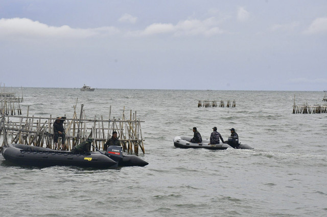 TNI AL bersama Instansi Maritim dan nelayan teruskan pembongkaran pagar laut yang sudah mencapai 18,7 Km di Tangerang, Banten, Senin (27/1/2025). Foto: Dok. Dinas Penerangan Angkatan Laut