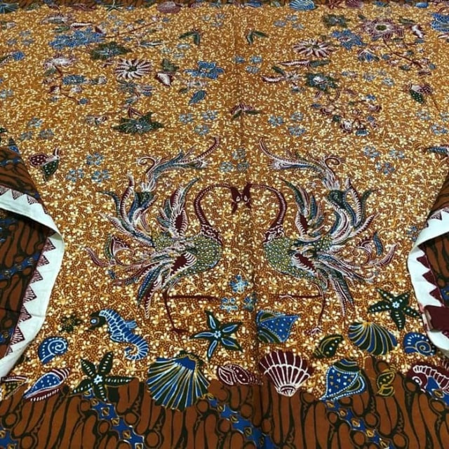 Batik Lasem dengan motif Burung Phoenix dan binatang laut (Sumber: Kumparan) 