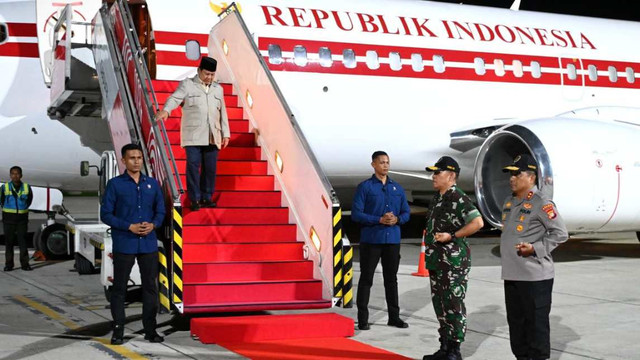 Presiden Republik Indonesia, Prabowo Subianto tiba di Tanah Air, pada Senin, 27 Januari 2025 sekitar pukul 19.30 WIB, setelah melakukan kunjungan kenegaraan ke dua negara yaitu India dan Malaysia. Foto: Dok. Kris - Biro Pers Sekretariat Presiden