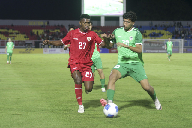 Pemain Timnas Indonesia U-20 Tirie Adriano Manuri (kiri) berupaya melewati pemain Timnas Suriah U-20 Mamdouh Ibrahim Wardah (kanan) dalam Mandiri U-20 Challenge Series 2025 di Stadion Gelora Delta Sidoarjo, Jawa Timur, Senin (27/1/2025). Foto: Umarul Faruq/ANTARA FOTO