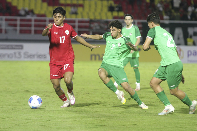 Pemain Timnas Indonesia U-20 Muhammad Mufli Hidayat (kiri) berupaya melewati pemain Timnas Suriah U-20 Anas Hussam Dahhan (tengah) dalam Mandiri U-20 Challenge Series 2025 di Stadion Gelora Delta Sidoarjo, Jawa Timur, Senin (27/1/2025). Foto: Umarul Faruq/ANTARA FOTO