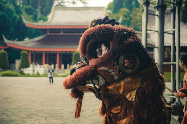 Jadwal Barongsai di Sam Poo Kong Semarang. Foto Hanya Ilustrasi, Bukan Sebenarnya. Sumber Foto: Unsplash.com/Visual Karsa