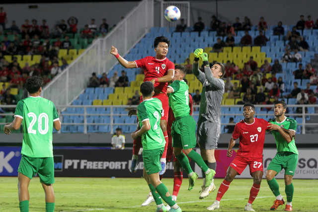 Pemain Timnas Indonesia U-20 Kadek Arel Priyatna berebut bola dengan penjaga gawang Timnas Suriah U-20 Maksim Sarraf pada pertandingan Mandiri U-20 Challenge Series 2025 di Stadion Gelora Delta Sidoarjo, Jawa Timur, Senin (27/1/2025). Foto: Umarul Faruq/ANTARA FOTO