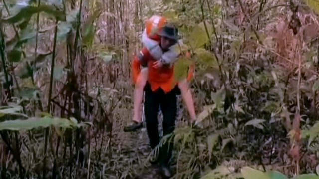 Evakuasi pendaki yang alami Hipotermia di Gunung Klabat Manado. (foto: istimewa)