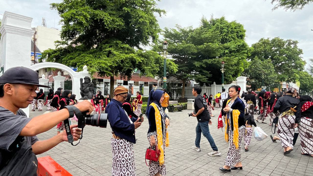 Wisatawan memburu atraksi foto dengan pakaian adat Jawa. (Foto: M Wulan)