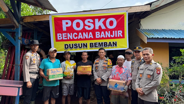 Penyaluran bantuan untuk korban banjir di Desa Sejegi Mempawah. Fogo: Dok. Istimewa