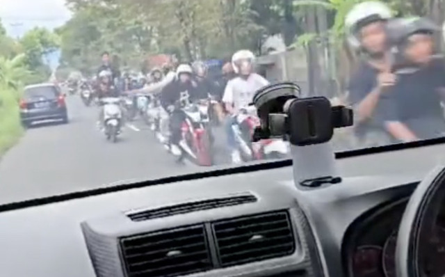 Tangkapan layar video korban bertemu konvoi pemotor di Tasik. Dok: Ist.