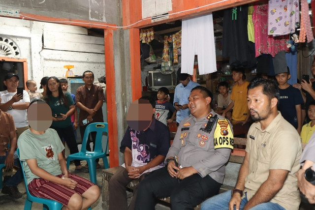 Kapolres Nias Selatan AKBP Ferry Mulyana bertemu dengan keluarga anak berusia 10 tahun yang diduga dianiaya hingga kakinya bengkok. Foto: Polres Nias Selatan