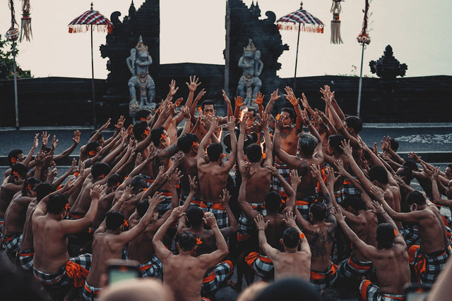 Ilustrasi Tari Kecak dari Bali. Foto: Pexels