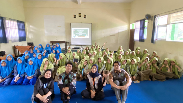 Foto bersama Mahasiswa KKM dengan Siswi SMP Plus Darussalam (Sumber foto: Dokumentasi Pribadi)