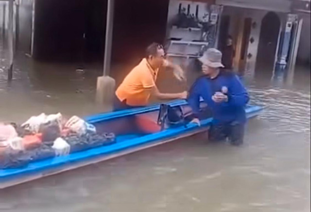 Warga korban banjir di Menjalin saat memukul Ketua RT yang membagikan bantuan. Foto: Dok. Istimewa