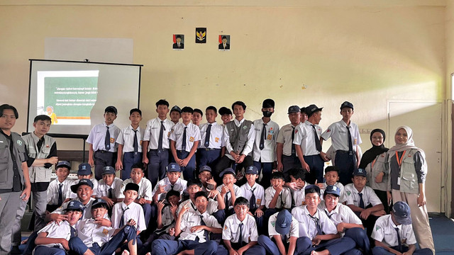 Foto bersama Mahasiswa KKM dengan Siswa SMP Plus Darussalam (Sumber foto: Dokumentasi Pribadi)