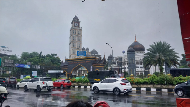 Kendaraan melintasi wisata menuju Puncak, Ciawi,Kabupaten Bogor, Jawa Barat, Senin (28/1/2025). Foto: kumparan