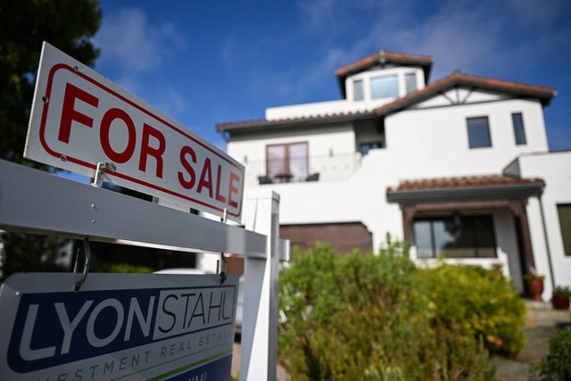 Papan tanda dijual di luar rumah di Los Angeles, California, pada 16 Agustus 2024. Foto: Patrick T. Fallon / AFP