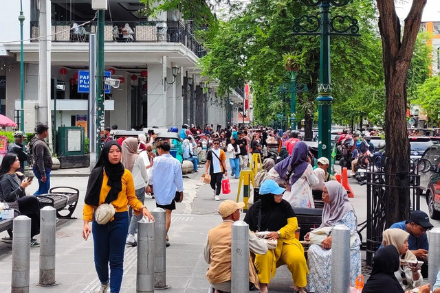 Sejumlah warga mengunjungi Jalan Malioboro, Yogyakarta, Selasa (28/1/2025). Foto: Arfiansyah Panji Purnandaru/kumparan