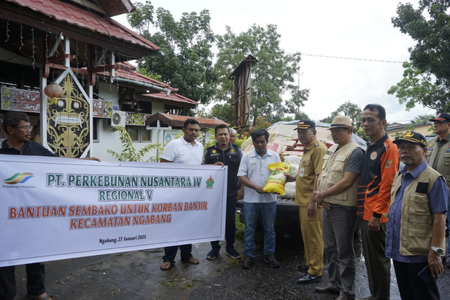 PTPN IV Regional V saat menyerahkan bantuan untuk warga terdampak banjir di Landak. Foto: Dok. PTPN XIII