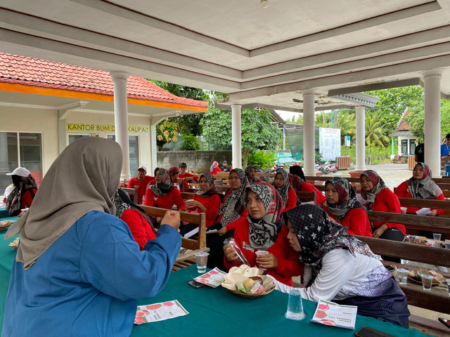 Antusiasme ibu-ibu PKK mengenai produk inovasi Kubuna Tea